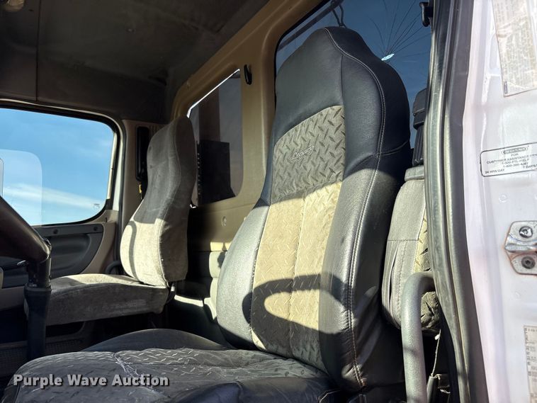 image for item EU4871 2011 Freightliner Cascadia semi truck