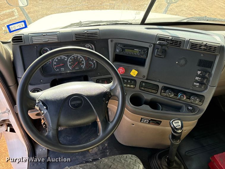 image for item EU4871 2011 Freightliner Cascadia semi truck