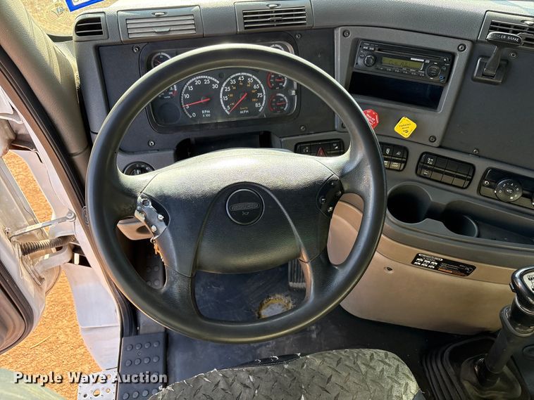 image for item EU4871 2011 Freightliner Cascadia semi truck