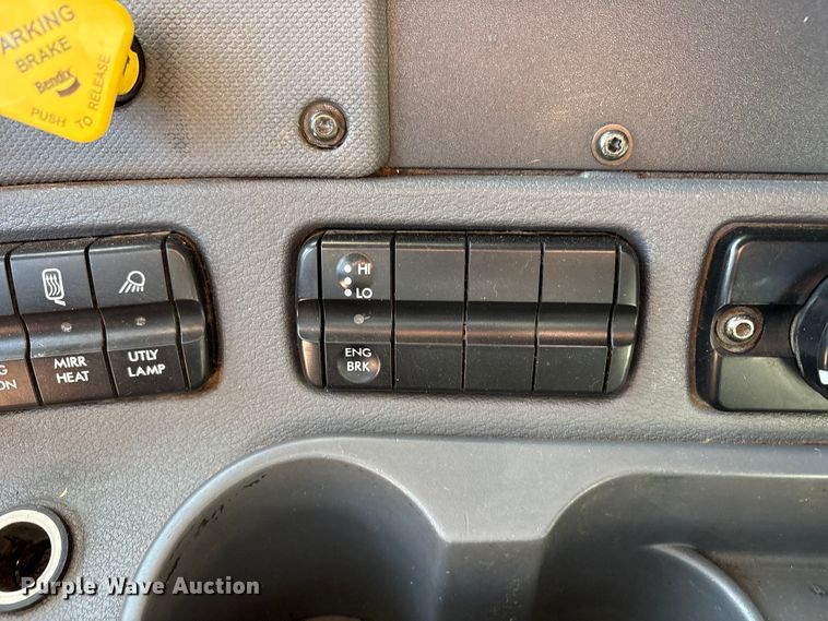 image for item EU4871 2011 Freightliner Cascadia semi truck