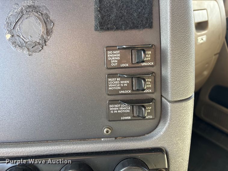 image for item EU4871 2011 Freightliner Cascadia semi truck