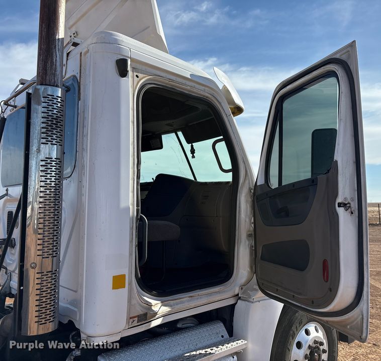 image for item EU4871 2011 Freightliner Cascadia semi truck