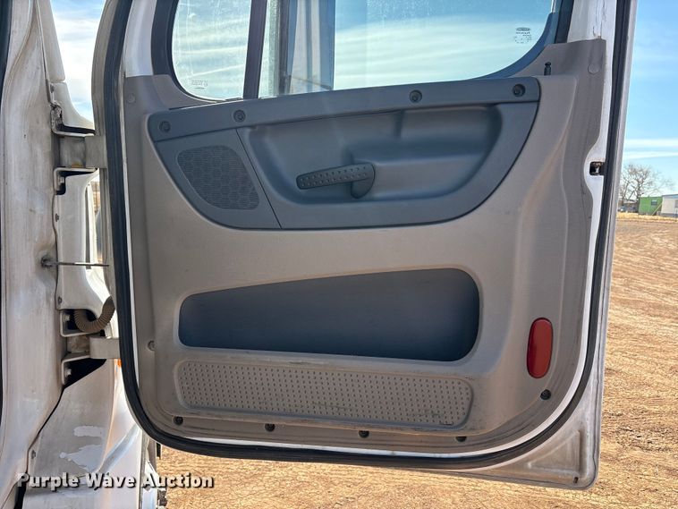 image for item EU4871 2011 Freightliner Cascadia semi truck