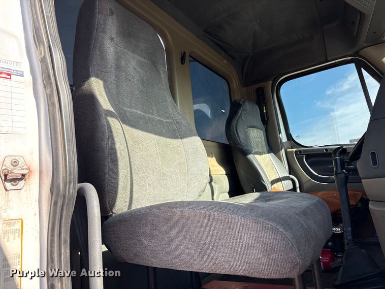 image for item EU4871 2011 Freightliner Cascadia semi truck