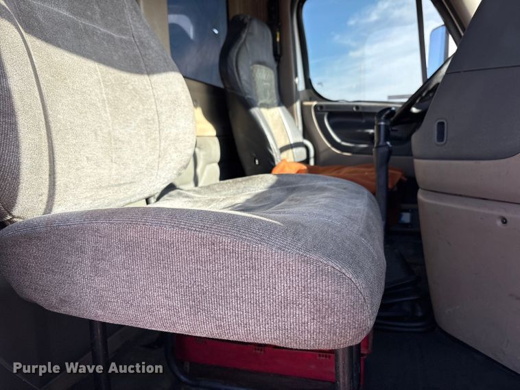 image for item EU4871 2011 Freightliner Cascadia semi truck