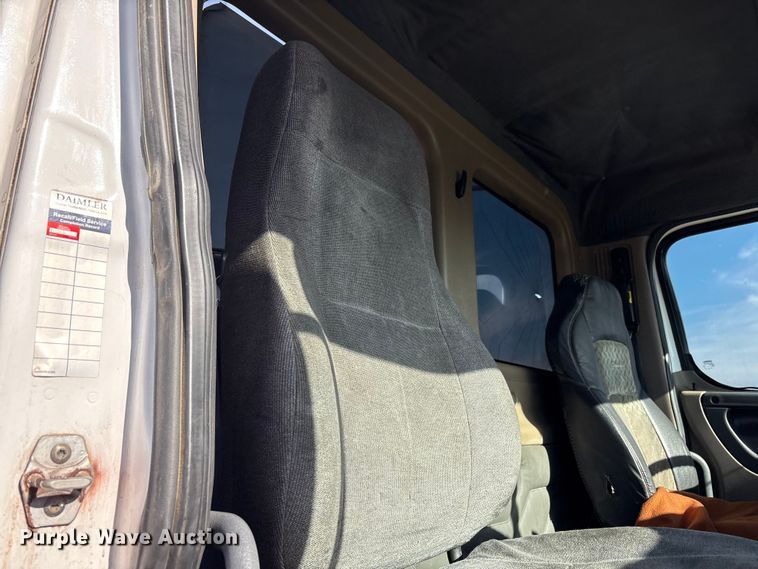 image for item EU4871 2011 Freightliner Cascadia semi truck