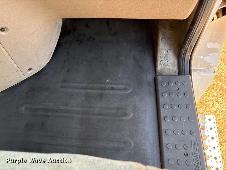 image for item EU4871 2011 Freightliner Cascadia semi truck