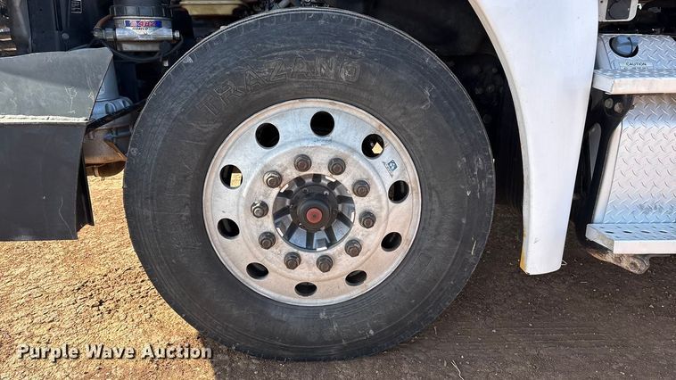 image for item EU4871 2011 Freightliner Cascadia semi truck