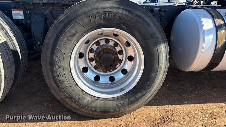 image for item EU4871 2011 Freightliner Cascadia semi truck