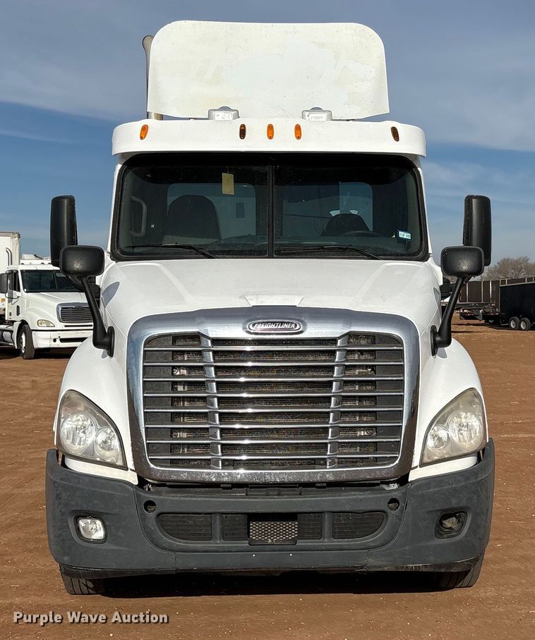 image for item EU4872 2011 Freightliner Cascadia semi truck