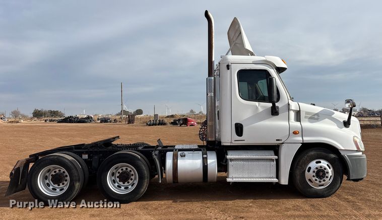 image for item EU4872 2011 Freightliner Cascadia semi truck