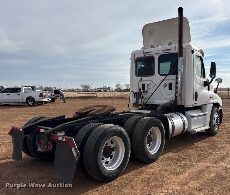 image for item EU4872 2011 Freightliner Cascadia semi truck