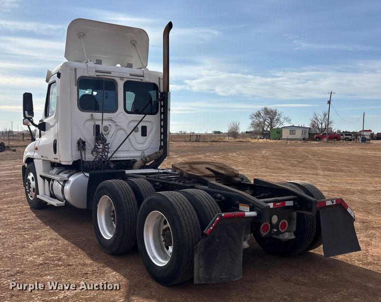image for item EU4872 2011 Freightliner Cascadia semi truck