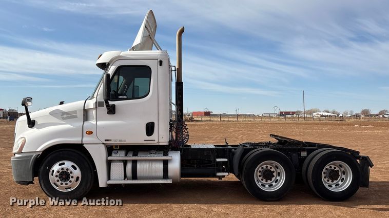 image for item EU4872 2011 Freightliner Cascadia semi truck