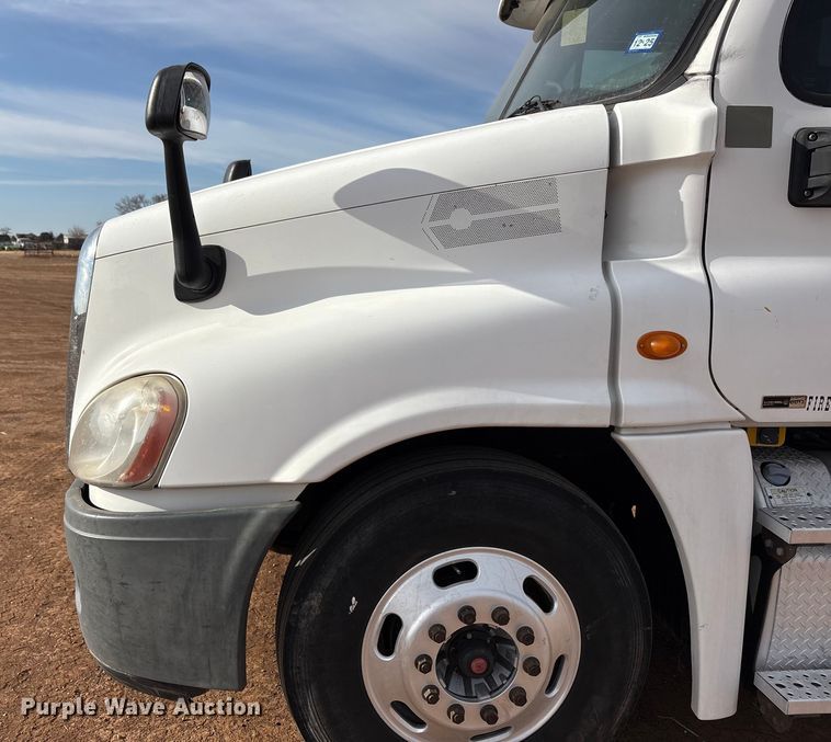 image for item EU4872 2011 Freightliner Cascadia semi truck