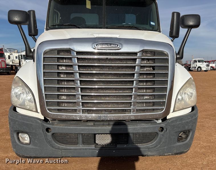 image for item EU4872 2011 Freightliner Cascadia semi truck