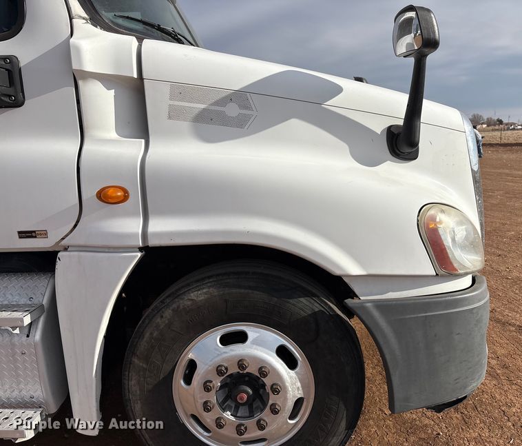 image for item EU4872 2011 Freightliner Cascadia semi truck