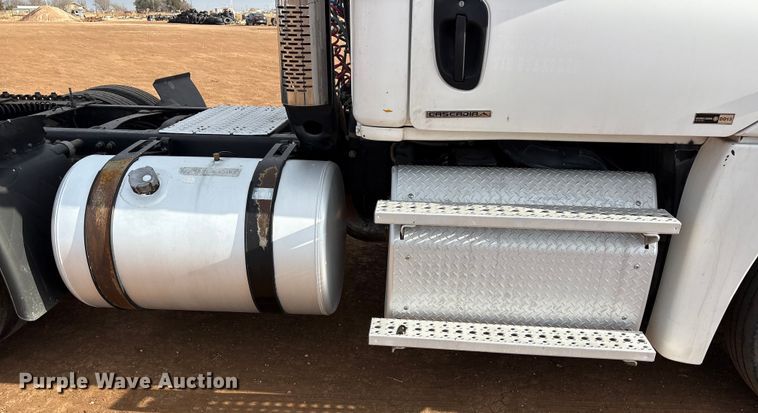 image for item EU4872 2011 Freightliner Cascadia semi truck