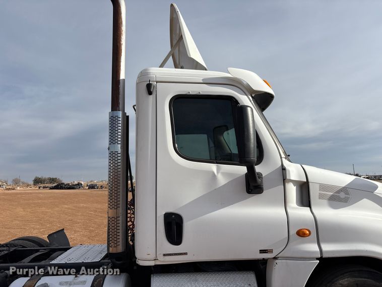 image for item EU4872 2011 Freightliner Cascadia semi truck