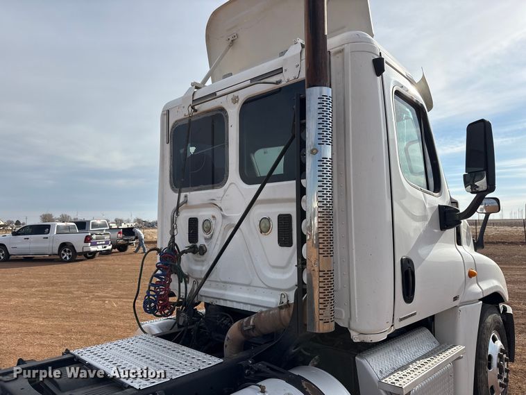 image for item EU4872 2011 Freightliner Cascadia semi truck