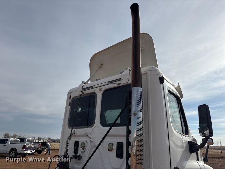 image for item EU4872 2011 Freightliner Cascadia semi truck