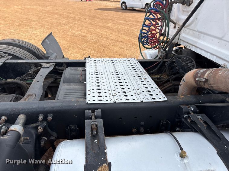 image for item EU4872 2011 Freightliner Cascadia semi truck