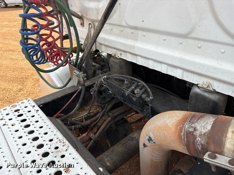 image for item EU4872 2011 Freightliner Cascadia semi truck