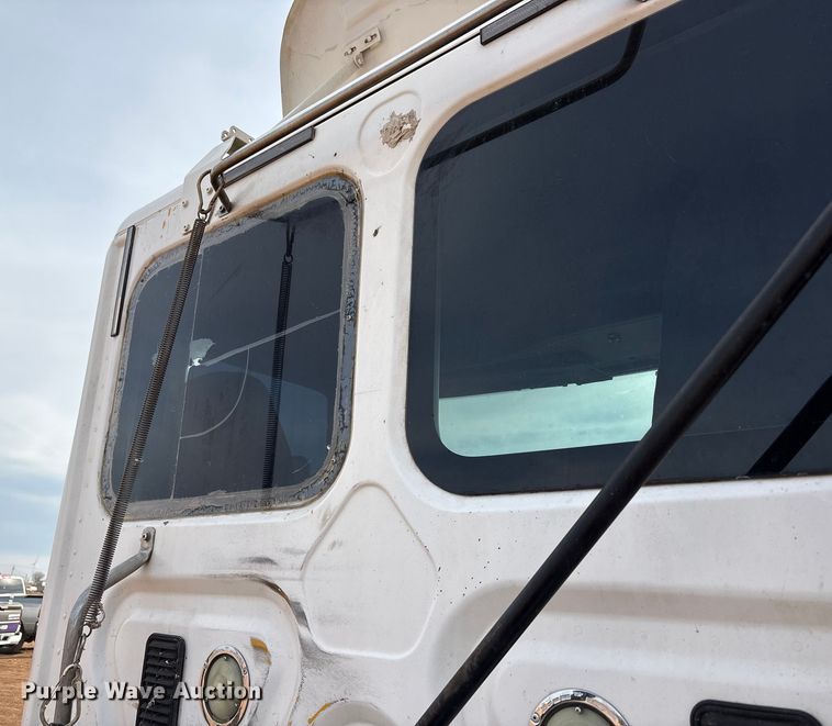 image for item EU4872 2011 Freightliner Cascadia semi truck