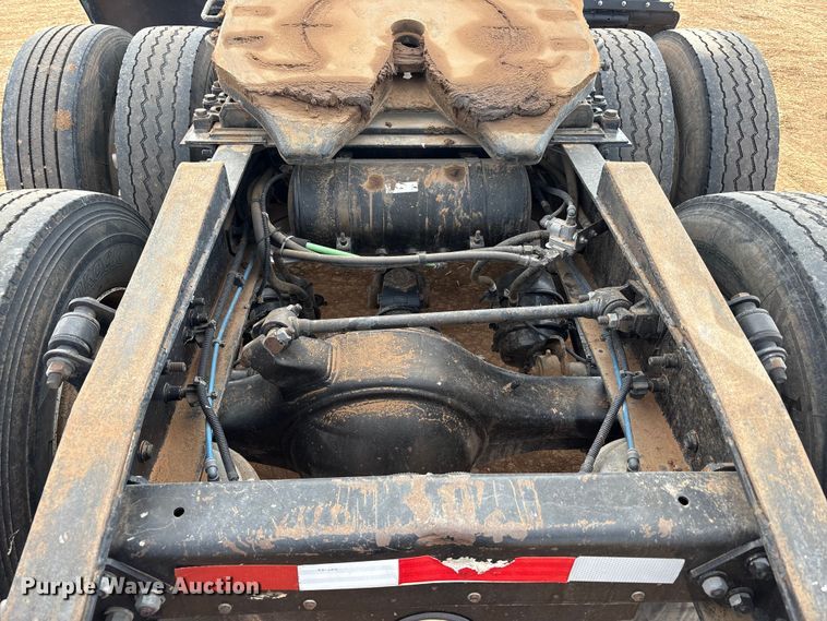 image for item EU4872 2011 Freightliner Cascadia semi truck