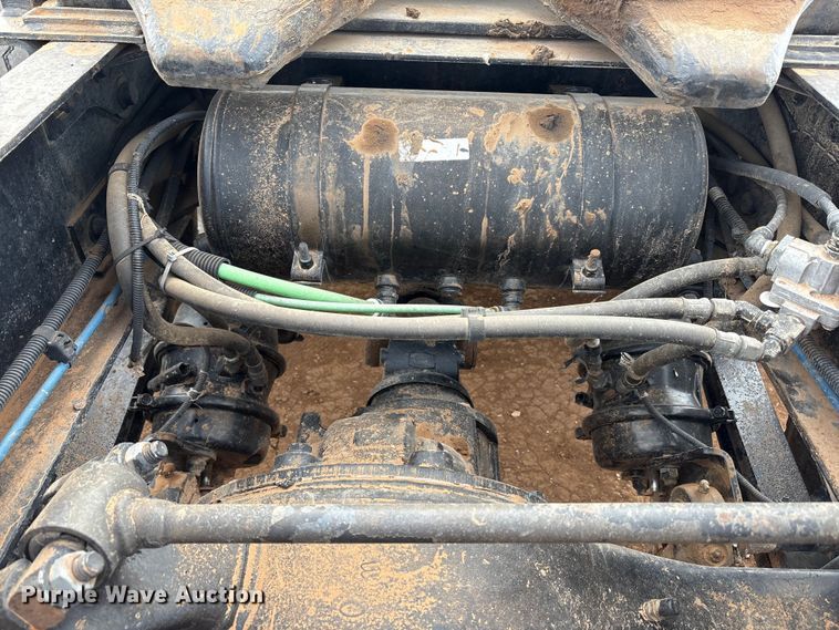 image for item EU4872 2011 Freightliner Cascadia semi truck