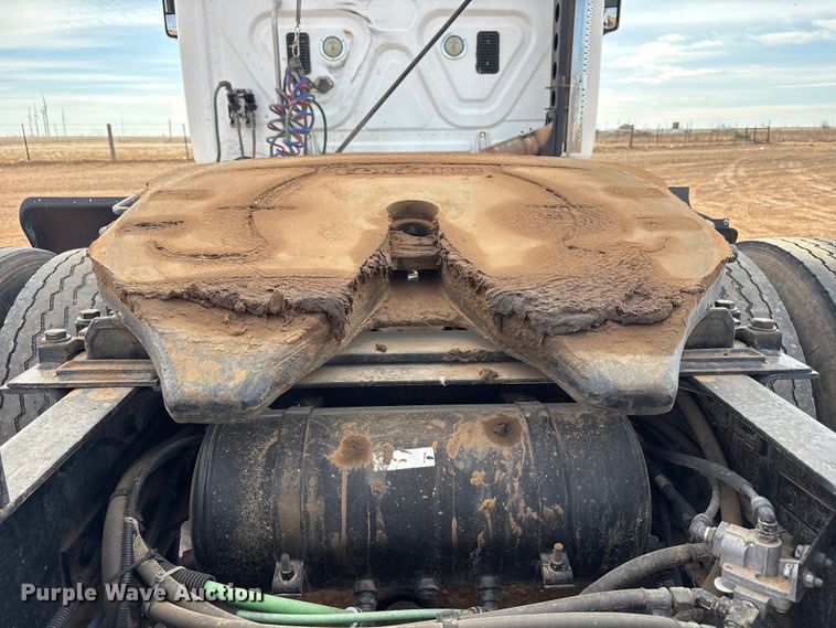 image for item EU4872 2011 Freightliner Cascadia semi truck