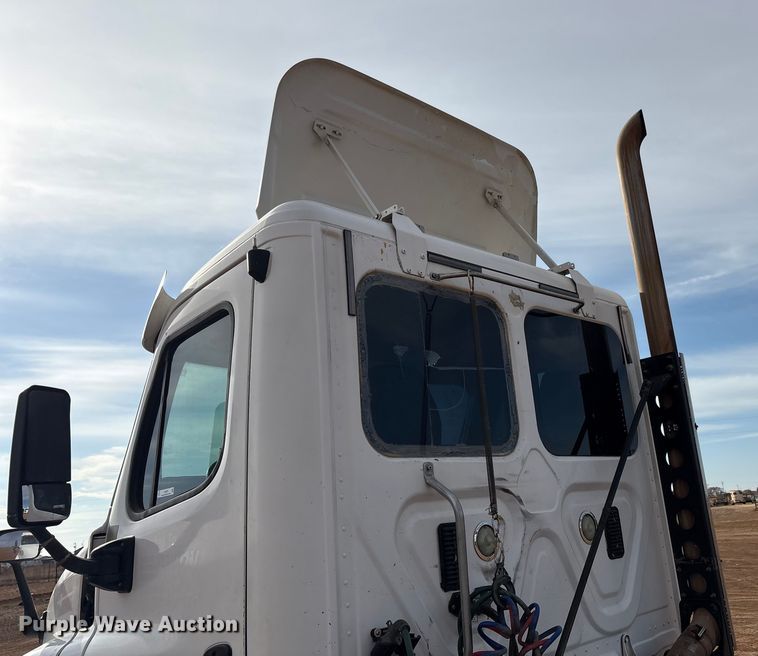 image for item EU4872 2011 Freightliner Cascadia semi truck