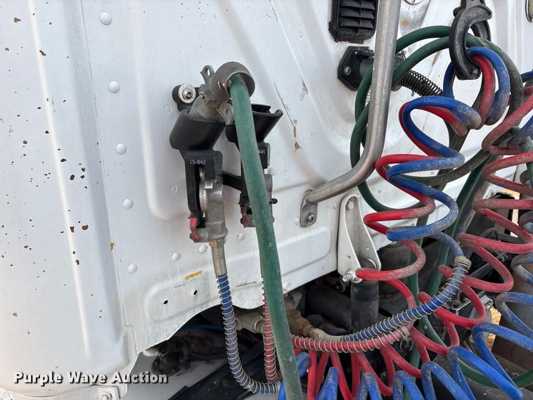 image for item EU4872 2011 Freightliner Cascadia semi truck