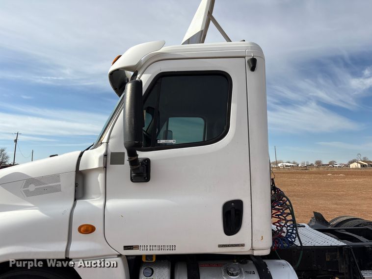 image for item EU4872 2011 Freightliner Cascadia semi truck