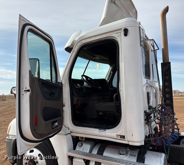 image for item EU4872 2011 Freightliner Cascadia semi truck