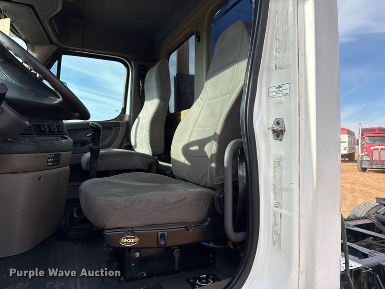 image for item EU4872 2011 Freightliner Cascadia semi truck