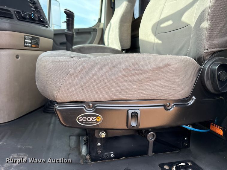 image for item EU4872 2011 Freightliner Cascadia semi truck