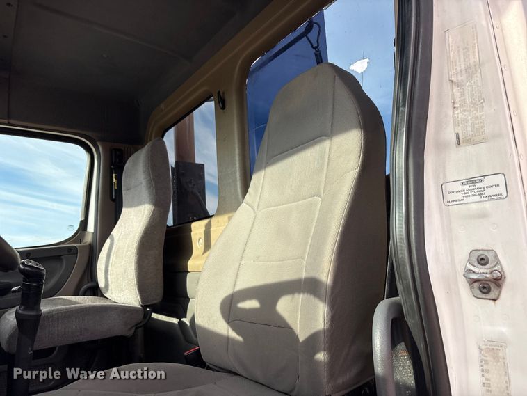 image for item EU4872 2011 Freightliner Cascadia semi truck