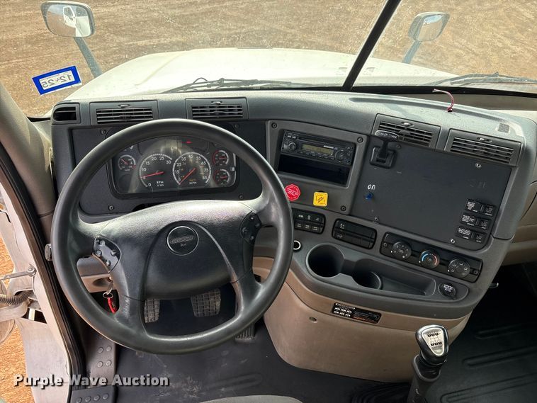 image for item EU4872 2011 Freightliner Cascadia semi truck