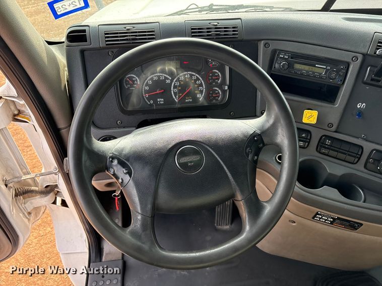 image for item EU4872 2011 Freightliner Cascadia semi truck