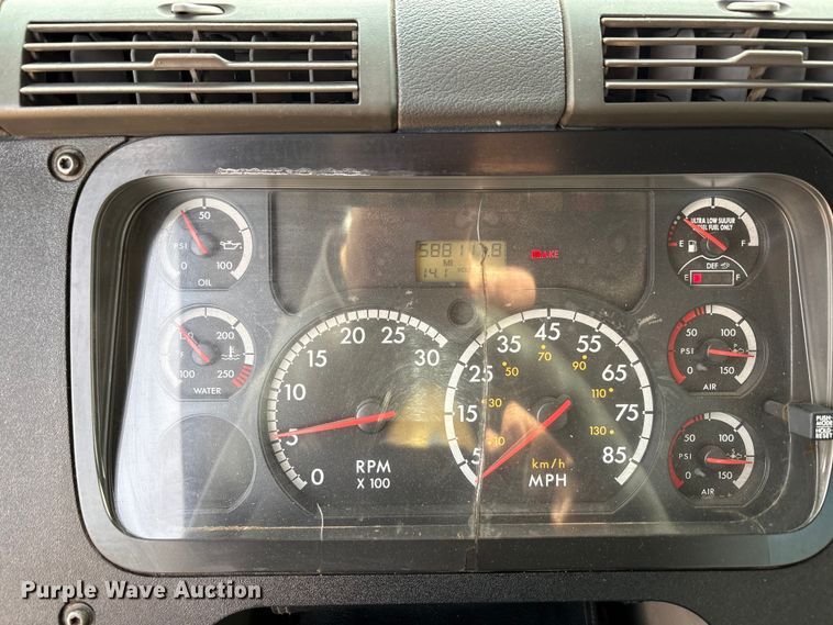 image for item EU4872 2011 Freightliner Cascadia semi truck