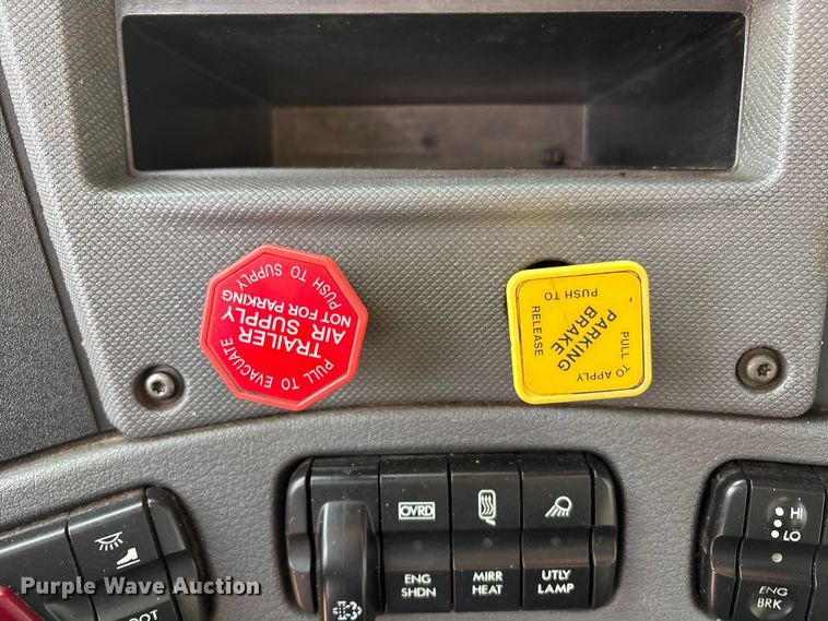 image for item EU4872 2011 Freightliner Cascadia semi truck