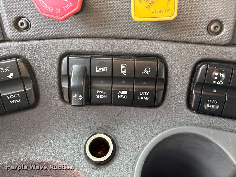 image for item EU4872 2011 Freightliner Cascadia semi truck