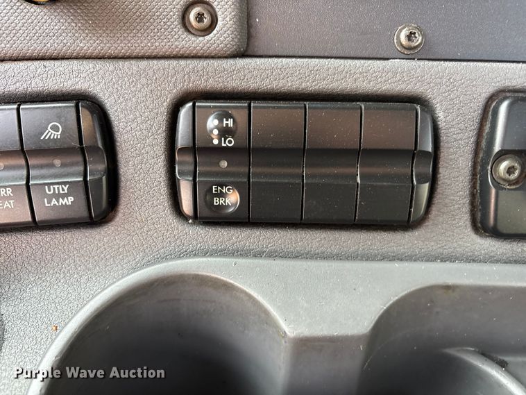 image for item EU4872 2011 Freightliner Cascadia semi truck