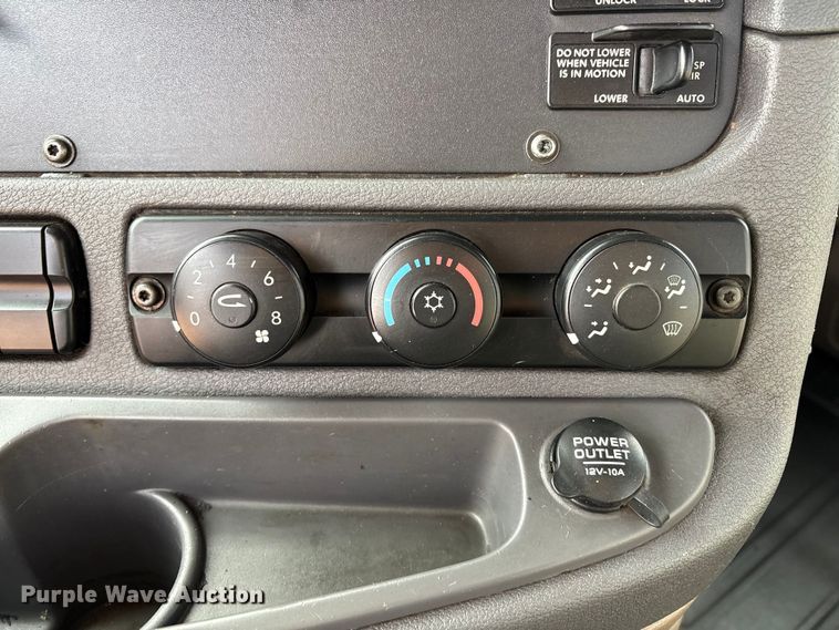 image for item EU4872 2011 Freightliner Cascadia semi truck