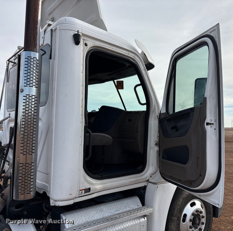 image for item EU4872 2011 Freightliner Cascadia semi truck