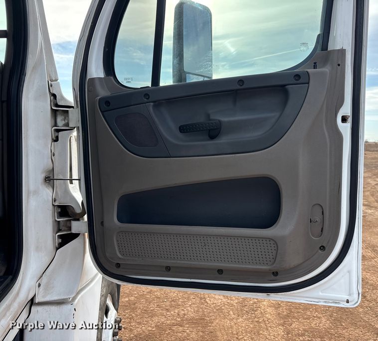 image for item EU4872 2011 Freightliner Cascadia semi truck