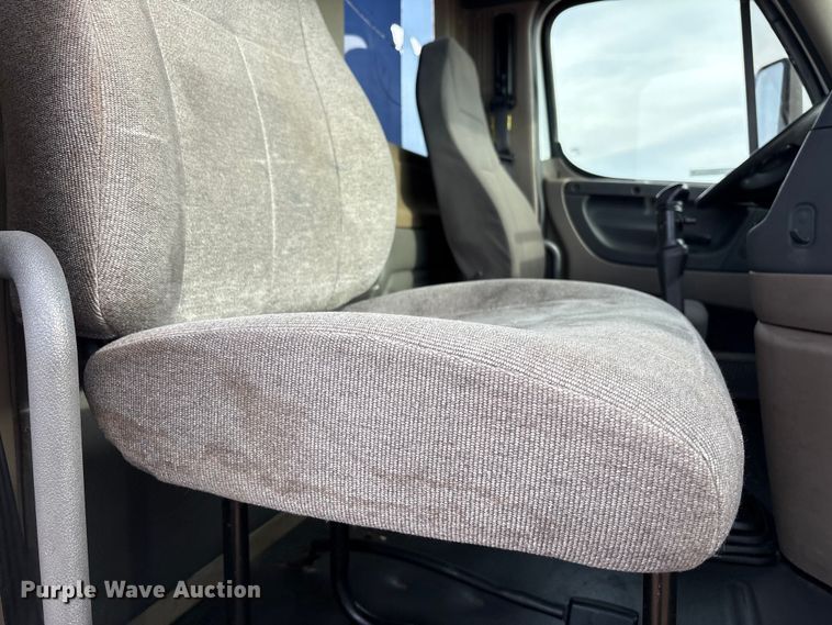 image for item EU4872 2011 Freightliner Cascadia semi truck