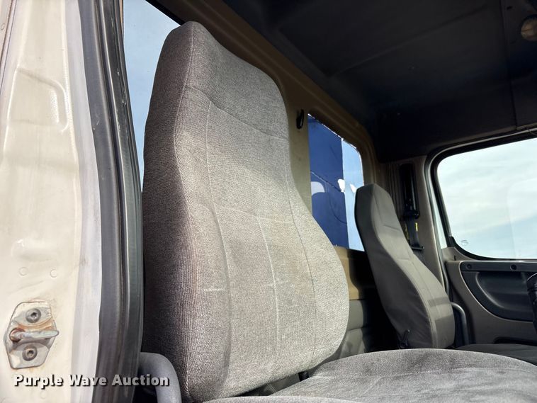 image for item EU4872 2011 Freightliner Cascadia semi truck