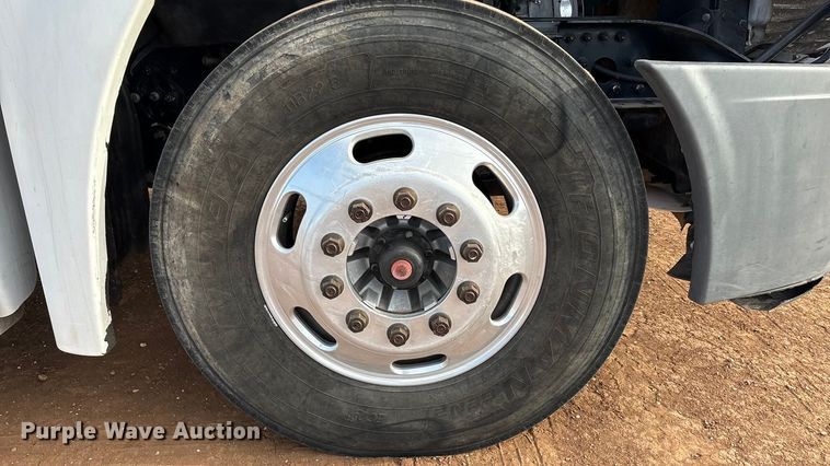 image for item EU4872 2011 Freightliner Cascadia semi truck